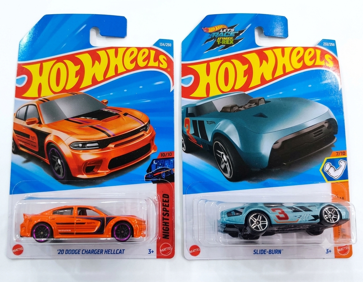 Hot Wheels '20 Dodge Charger Hellcat and Slide-Burn
