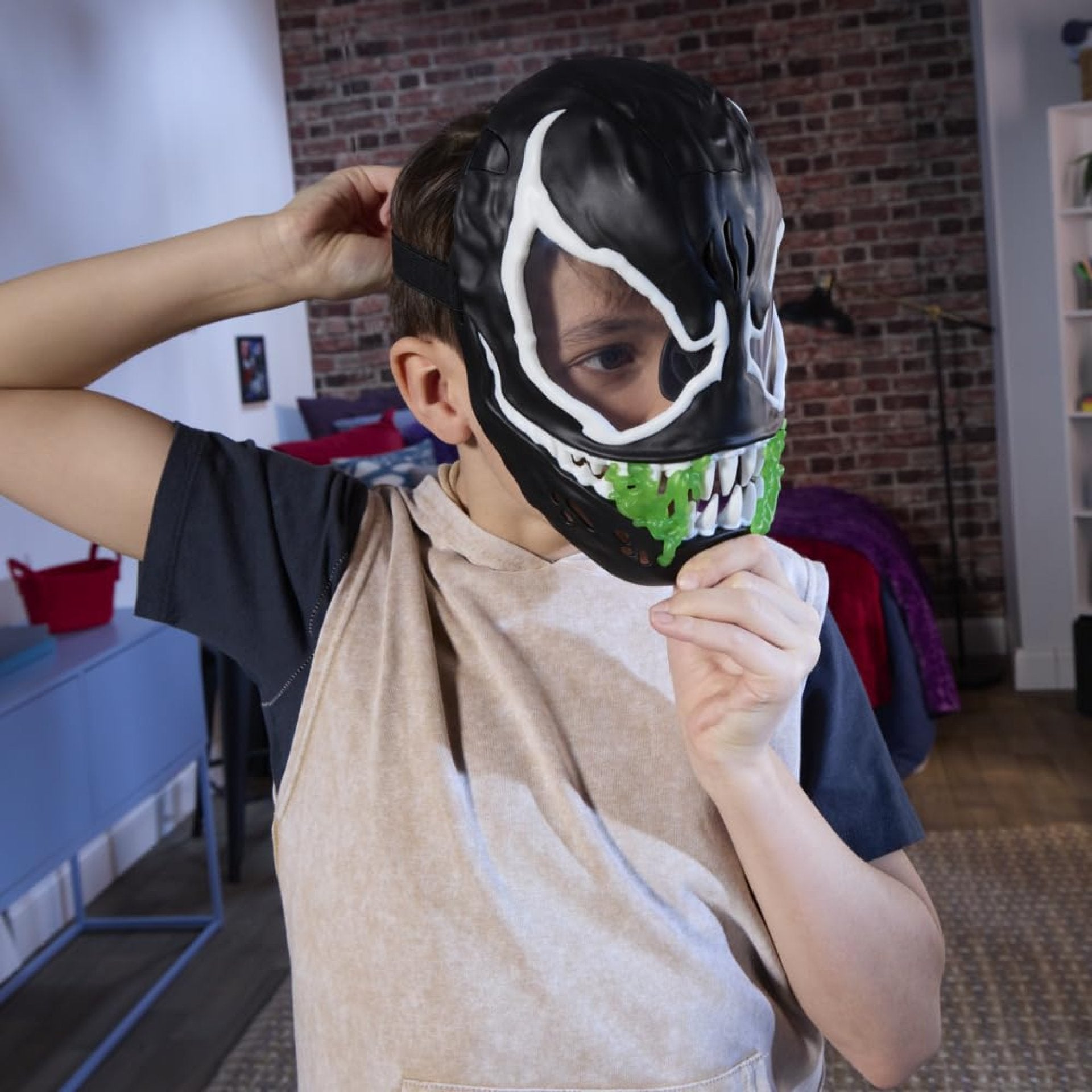 Hasbro Marvel Spiderman Venom Glow-in The Dark Mask
