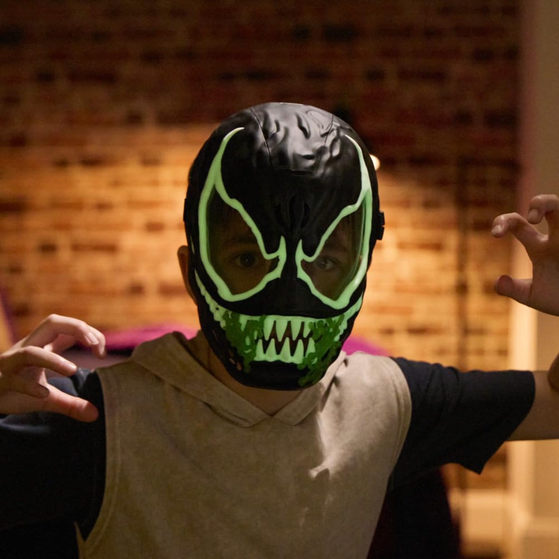 Hasbro Marvel Spiderman Venom Glow-in The Dark Mask