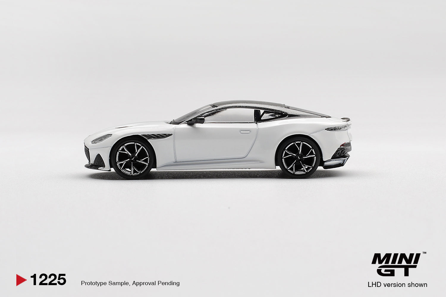Mini GT 1225 Aston Martin DBS Stratus White